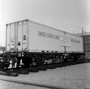 857534 Afbeelding van een containerwagen met hydraulische schokopvanger systeem Pullman Talbot op de beurs NEDEX '66 in ...